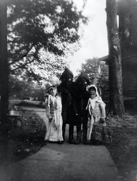 File:1950s-Halloween-Rahe-kids.jpeg