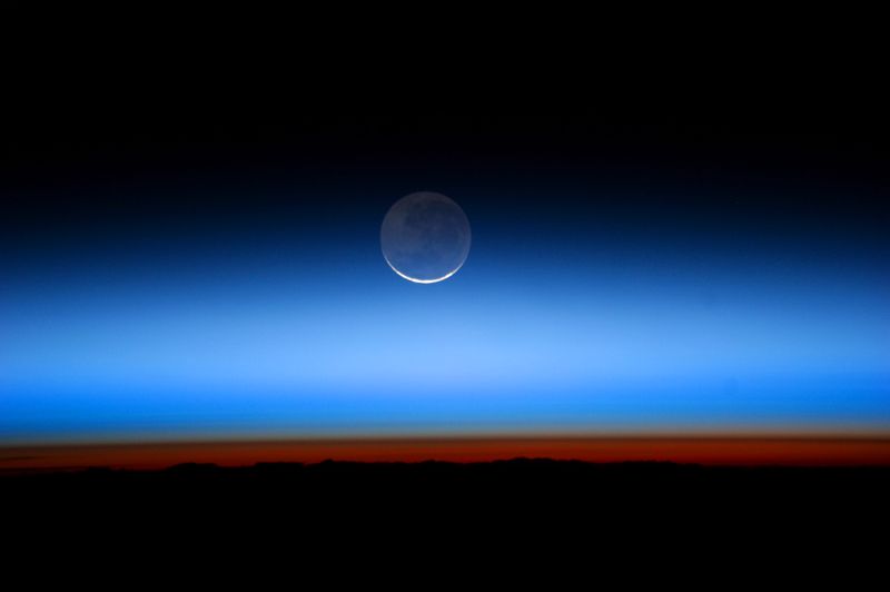 File:Earthshine-horizon.jpg