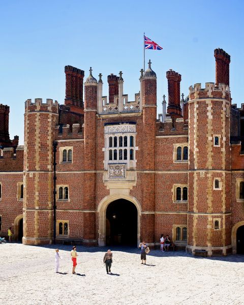 File:Hampton Court Entrance.jpg